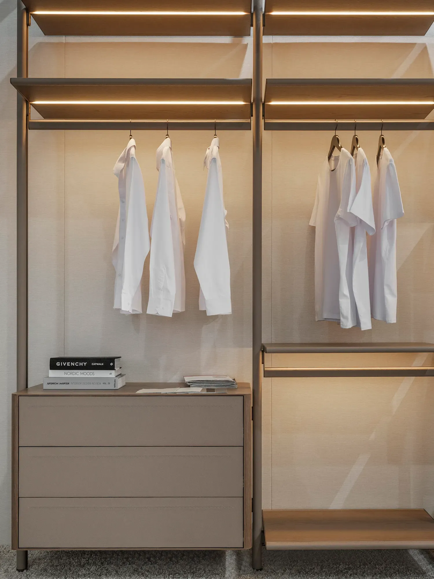 Открытая гардеробная система ELEGANTE в современном интерьере