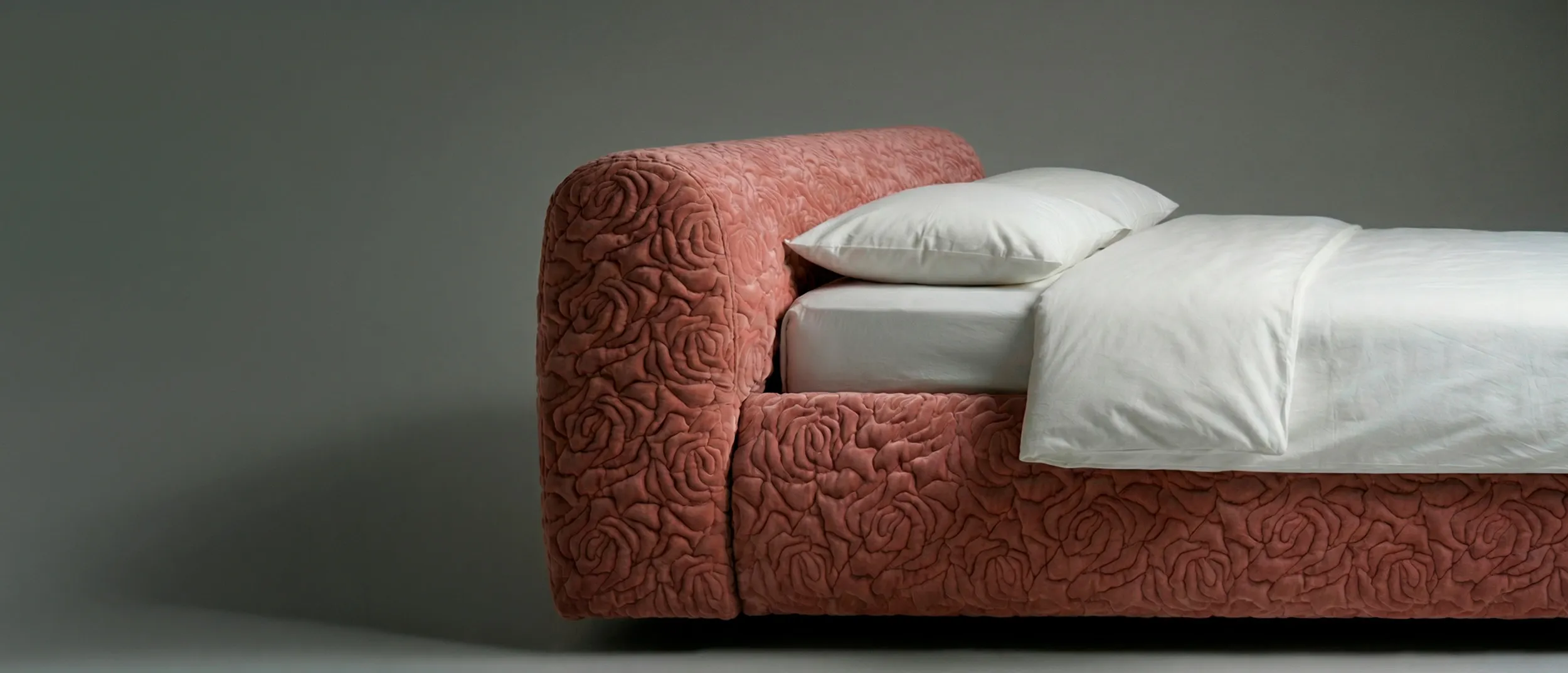 Кровать с низким изголовьем от мебельной фабрики РЕНЕ