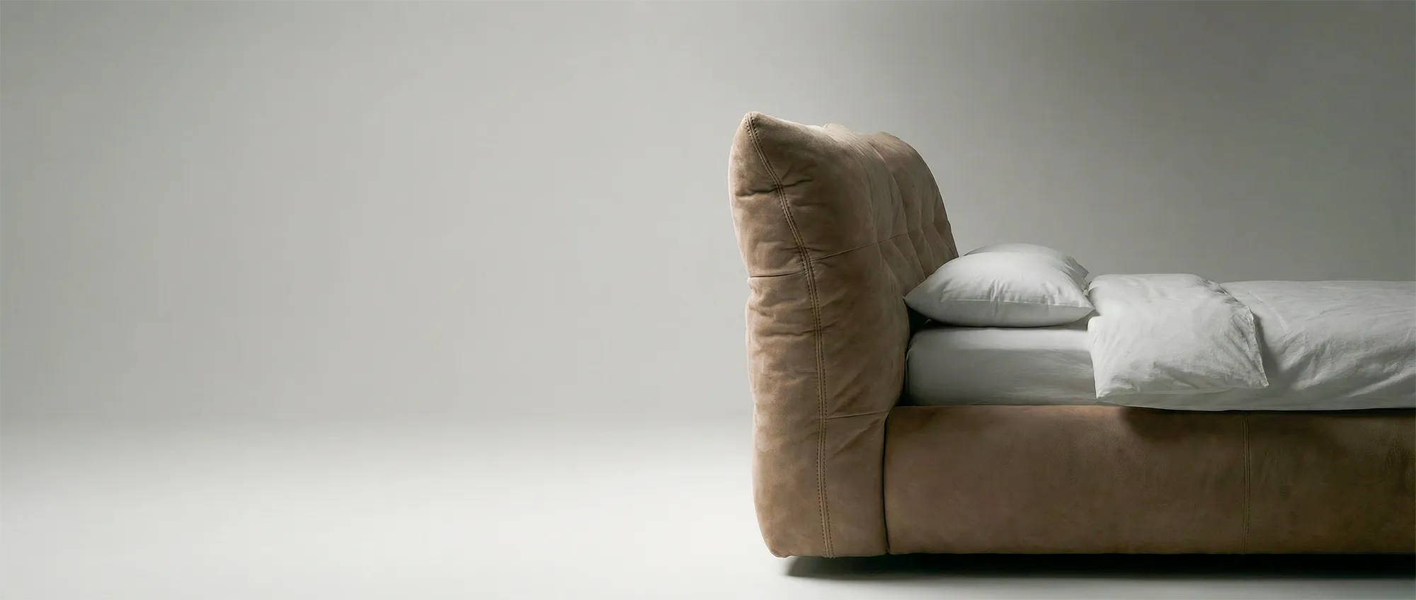 Кровать ПЬЕТРА (PIETRA) от мебельной фабрики РЕНЕ — вид сбоку