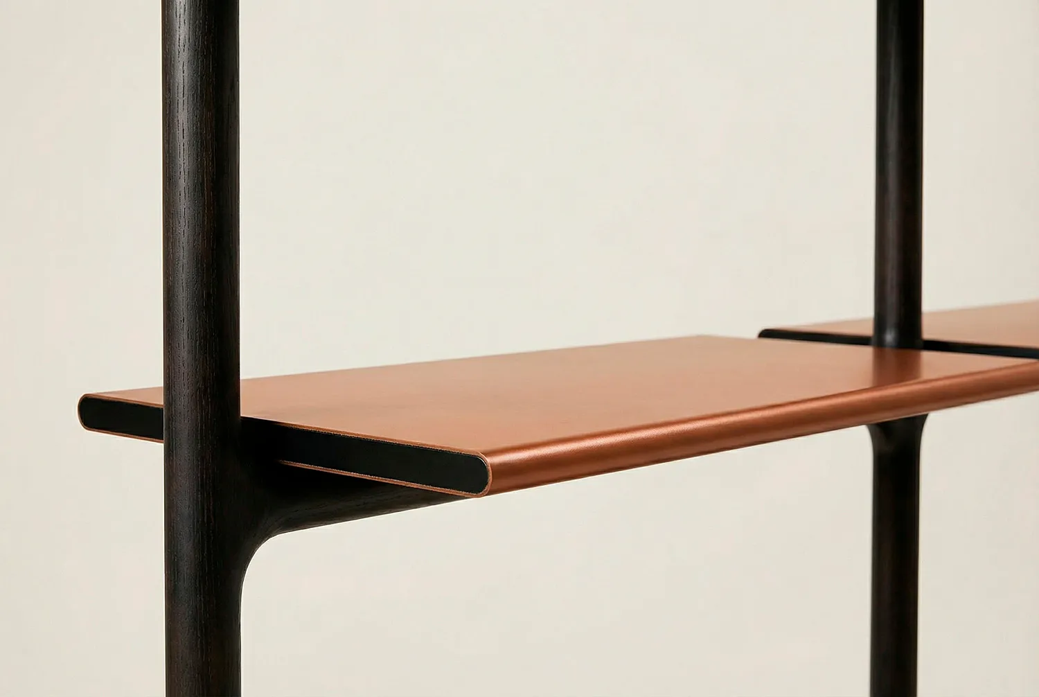 Открытая полка стеллажа ЛЕТТА ДЕЙ с отделкой натуральной кожей